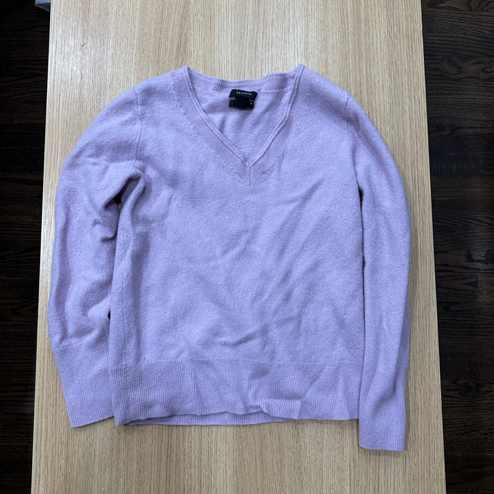 Halogen V-Neck 100% Cashmere Sweater in Soft Lavender